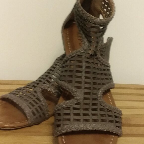 ๐ฅ Stylish & Comfy! REPORT Gabin Gladiator Sandals Taupe Size 8.5 ๐กโจ - Picture 2 of 11